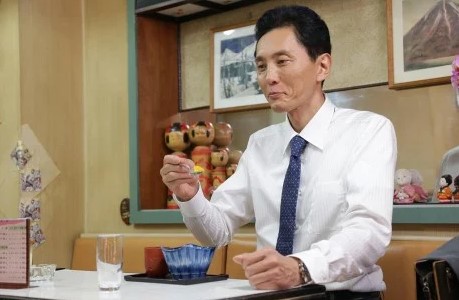 Solo Drinking is Welcome: Fukuoka izakayas often have counters where solo diners feel right at home.