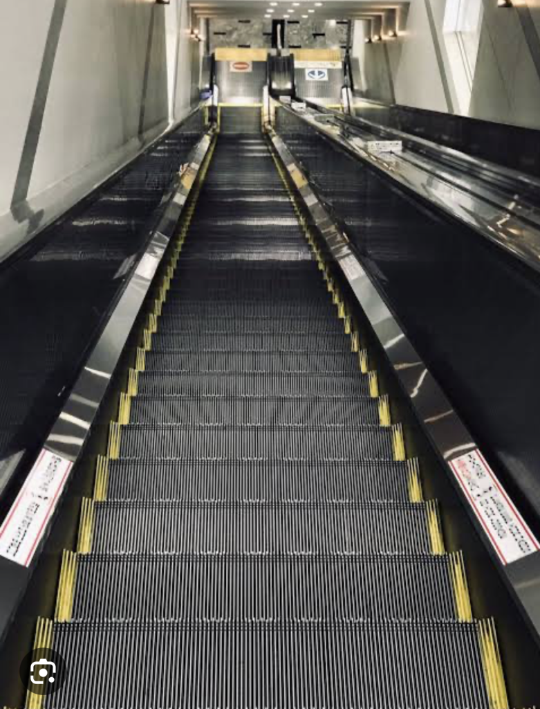 Prime Skirt-Flip Spot: Hakata’s Escalators & Windy Stairways
The long escalators at JR Hakata Station and the connecting stairways between the subway and JR lines often form natural wind tunnels—making them high-probability zones for unexpected skirt-flip moments.