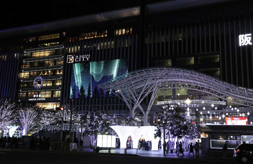 JR Hakata Station – Overview
As the main transportation hub of Kyushu, JR Hakata Station attracts women from all over the region—offering a surprising variety of skirt-flip moments featuring different styles, ages, and personalities.