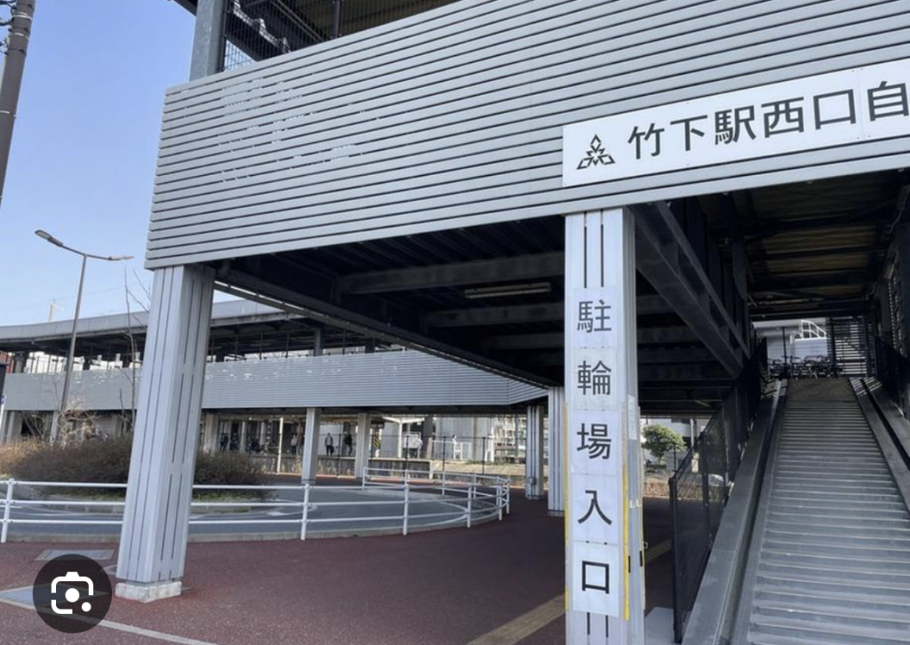 JR Takeshita Station – A Busy Hub with Unexpected Views
JR Takeshita Station is heavily used by students and office workers during commute hours.
The pedestrian bridge near the station often becomes crowded during the morning and evening rush, and the breeze occasionally lifts skirts in surprising ways.
Stairways and platform areas inside the station are also known for their unintentional flash potential.

However, please note that the area is monitored by multiple security cameras, so respectful behavior is absolutely required.