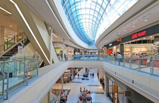 AEON Mall Kashiihama – A Bustling Spot with Unexpected Glimpses
AEON Mall Kashiihama is a large, lively shopping center known for being one of the easier places to catch unintentional skirt-flip moments.
Stairways and escalators are obvious hotspots—but the real hidden gem is the bicycle parking area.

Why the bike area? Because there’s a free air pump station, where women often bend down or focus on inflating their tires—occasionally revealing a brief peek by accident.
