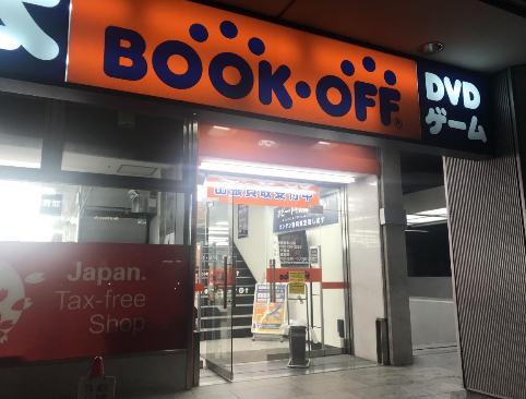 BookOff Fukuoka Hakata-Guchi – A Quiet Spot with Hidden Charm
BookOff Fukuoka Hakata-Guchi is a favorite among book-loving women of all ages.
The shop’s steep stairways, manga section, and standing reading areas often draw women deeply immersed in their browsing.
On weekends, you’ll commonly find a wide range of visitors—from teenage girls to homemakers—casually enjoying the store.

However, please note that security cameras are installed throughout the store, so always act respectfully and within social norms.