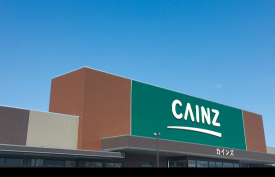 CAINZ Fukuoka Shingu – A Suburban Gem with Surprising Moments
Located just outside central Fukuoka, CAINZ Fukuoka Shingu is a stylish and popular home improvement store with a convenient suburban location.
The store is especially loved by women, and on weekends it’s packed with families and couples.

Thanks to its relaxed atmosphere and open layout, it has quietly become a known spot for catching unintentional skirt-flip moments in a very natural setting.